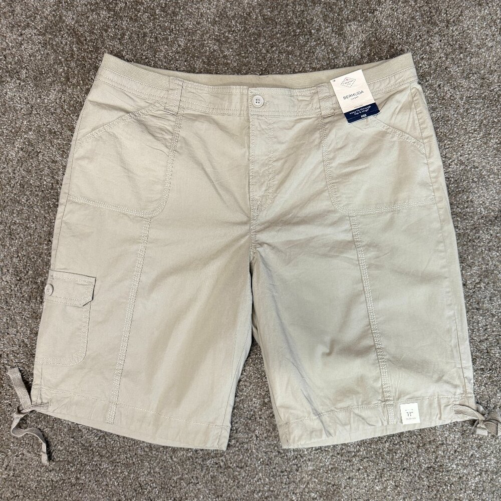 St. John's Bay Bermuda Cargo Shorts Easy Fit Womens 18 Beige Cotton Stretch NEW